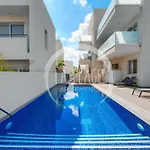 New 2br Maisonette In Luxury Pool *