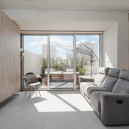 New 2br Maisonette In Luxury Pool