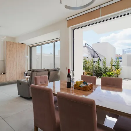 New 2br Maisonette In Luxury Pool
